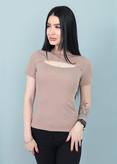 Футболка с вырезом 