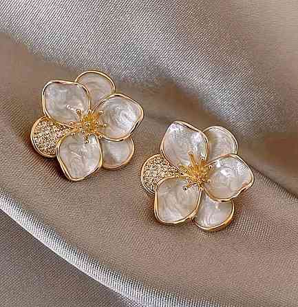 Серьги цветок белые эмалированные с кристаллами винтажные золотистые женские серьги 2 см Киев