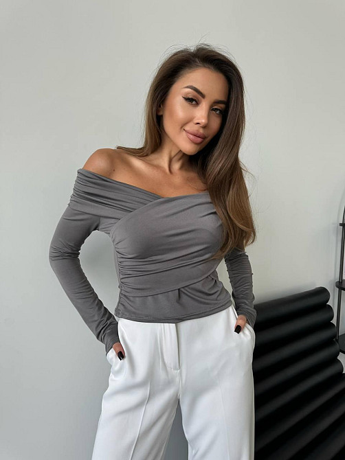 Женский романтичный лонгслив со спущенными плечами трикотаж масло Графит Одесса - изображение 7