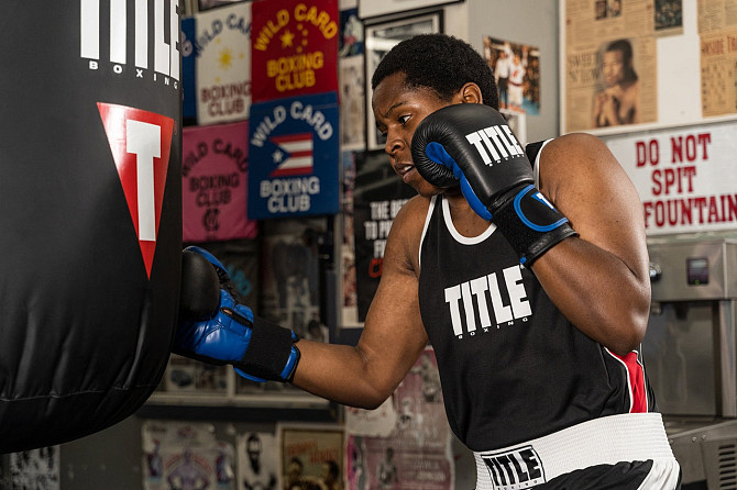 Боксерські рукавиці TITLE Boxing Dynamic Strike Black/Blue 16 oz (бинти 4м. у комплекті) Каменское - изображение 9