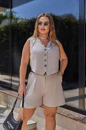 Летний женский костюм жилет с шортами из льна 