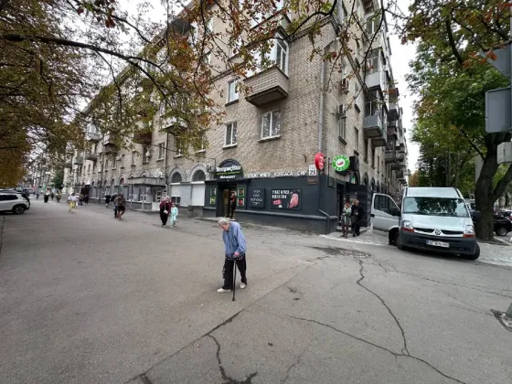Нове. Здам магазин на Тітова, червона лінія з окремим входом. Свіжий ремонт, підлога - плитка, стіни - гіпс, стеля - армстронг. Дніпро