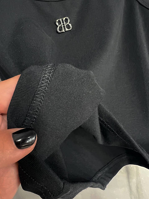 Майка женская A-N 25001 с широкими бретелями и металлическим значком буквы, черный, one size Киев - изображение 14