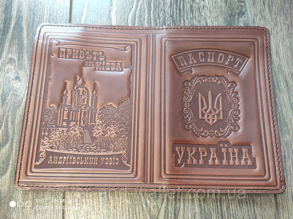 Шкіряна обкладинка на паспорт із тисненням герб України бордового кольору Київ - фото 4