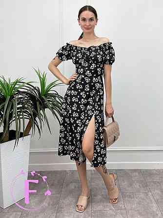 Летнее платье миди с открытыми плечами и разрезом 