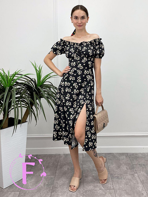 Летнее платье миди с открытыми плечами и разрезом 