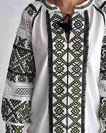 Жіноча сучасна вишиванка в традиційному стилі з зеленою вишивкою домотканий льон 46 Одеса