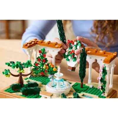 Конструктор LEGO Icons Сад фонтанів (10359) Вінниця