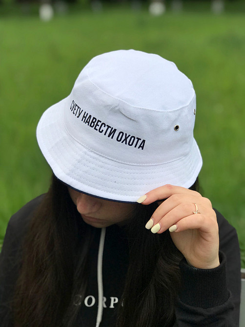 Біла стильна панама з принтом — "Суєту навести охота". Чернівці - фото 1