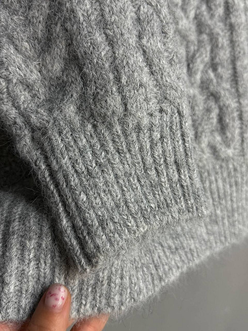 Свитер женский A-N 3324 оверсайз крупная вязка букле косы длинный one size, светло-серый, one size Киев - изображение 8