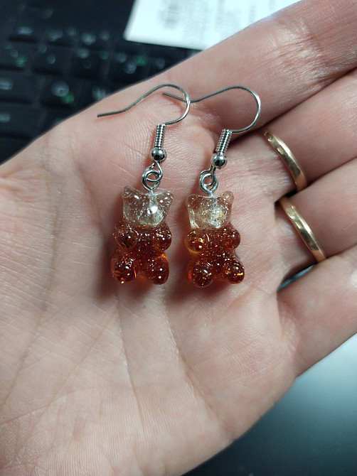 Сережки в виде мармеладных мишек коричневые с блестками в виде мультяшного медведя, размер 1,6*1см, смола Киев - изображение 1