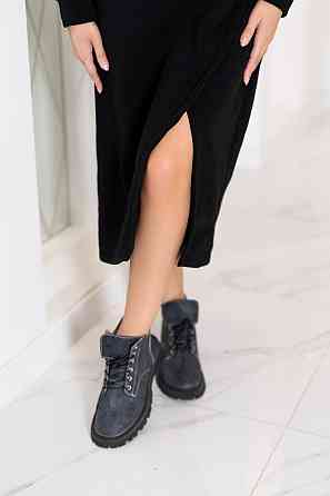 Теплое трикотажное платье миди с капюшоном 