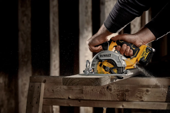 Профессиональная пила дисковая аккумуляторная бесщеточная DeWALT DCS512N : без АКБ, 3600 об/мин, диск 140 мм Киев