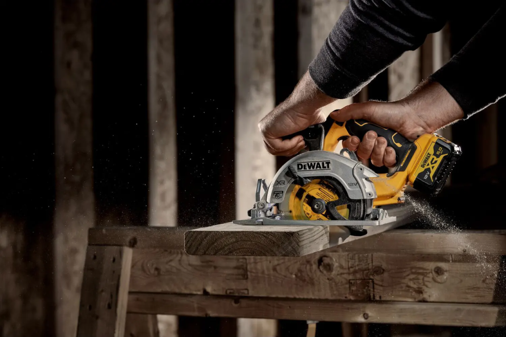 Профессиональная пила дисковая аккумуляторная бесщеточная DeWALT DCS512N : без АКБ, 3600 об/мин, диск 140 мм Киев - изображение 4