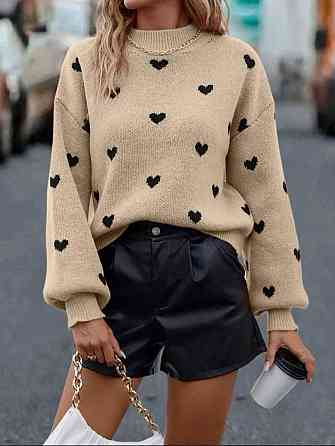 Жіночий стильний повсякденний светр із серцями Акрил/вовна беж-чорний Одеса