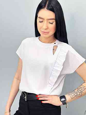 Женская блузка с оборкой 