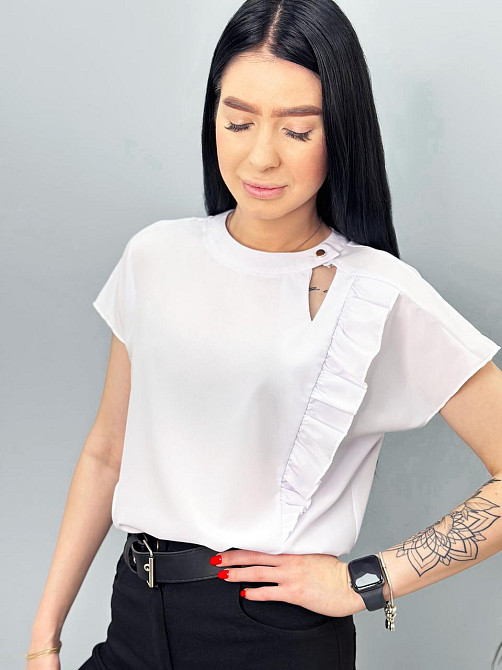 Женская блузка с оборкой 