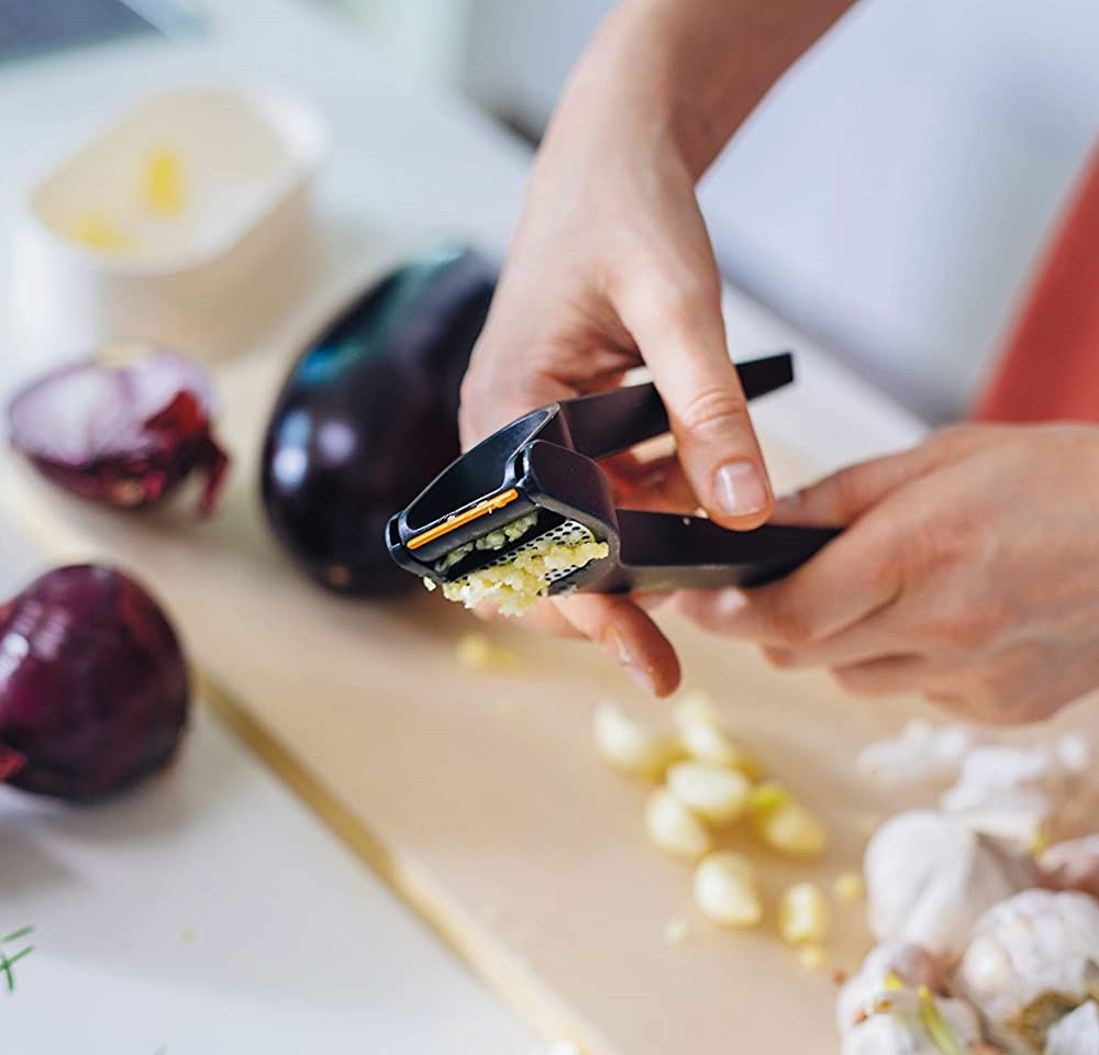 Кухонный Пресс для чеснока 24.4 см Fiskars 