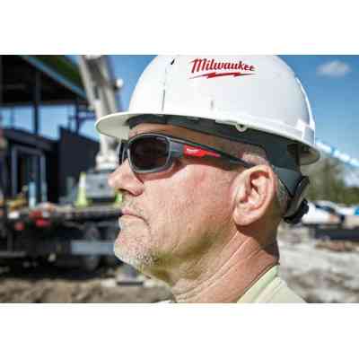 Защитные очки Milwaukee PERFORMANCE с покрытием AS/AF, затемненные (4932471884) Винница