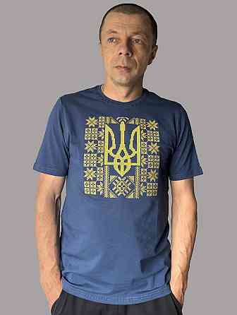 Чоловіча синя футболка вишиванка з великий жовтий тризуб Київ