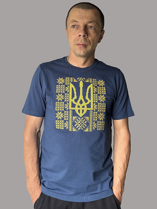 Мужская синяя футболка вышиванка с большим желтым трезубцем Киев - изображение 1