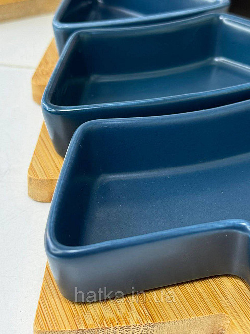 Тарілка менажниця новорічна "Синя Ялинка" кераміка 26*15*h5 см бамбукова підставка 8030-354 Київ - фото 3