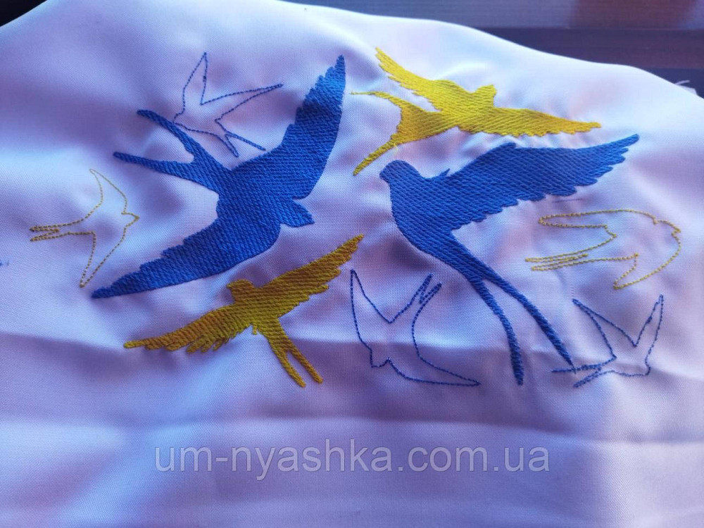 Детское вышитое платье с ласточками 