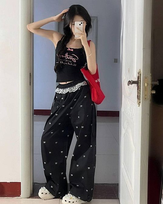 Женские стильные оверсайз брюки карго с бантиками отделаны кружевом плащевка Черный Одесса - изображение 1