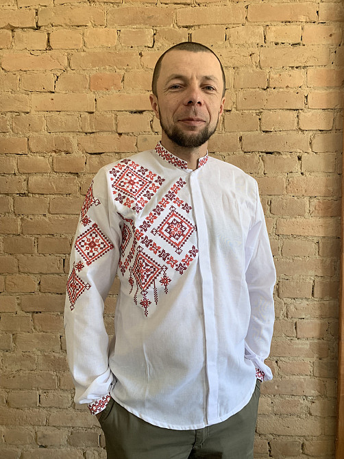 Современная белая мужская вышиванка на пуговицах. Киев - изображение 1