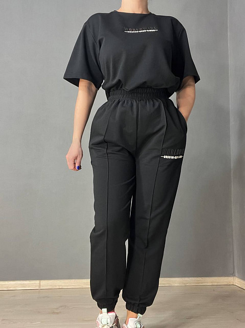 Костюм жіночий CAPPITONE 101216 оверсайз футболка з джогерами з швом і написом чорний, чорний, M Київ - фото 16