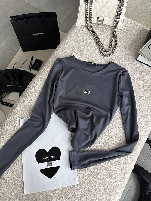 Стильный женский базовый лонгслив с надписью и вырезом под пальчик микродайвинг Графит Одесса - изображение 8