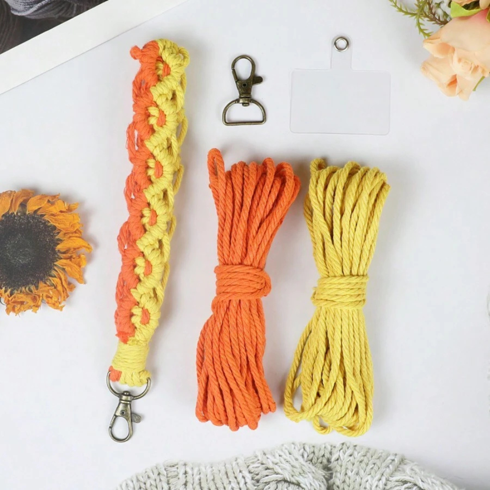 Набір макраме для ручного плетіння і в'язання брелока "Петля" для ключів і аксесуарів 22х3см, помаранчевий з жовтим Кам'янець-Подільський - фото 1