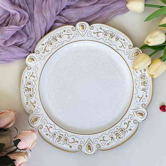 Набор тарелок пластиковых круглые,2 шт для сервировки стола 33 см, подставные, многоразовые,белые с золотистым узором Каменец-Подольский