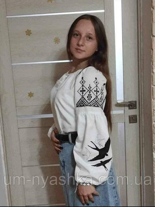 Жіноча вишиванка з чорною вишивкою на домотканному полотні Ластівки Кривий Ріг - фото 8