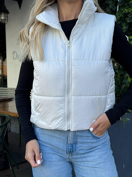 Жіноча утеплена жилетка на блискавці плащівка лак на синтепоні Одеса - фото 1