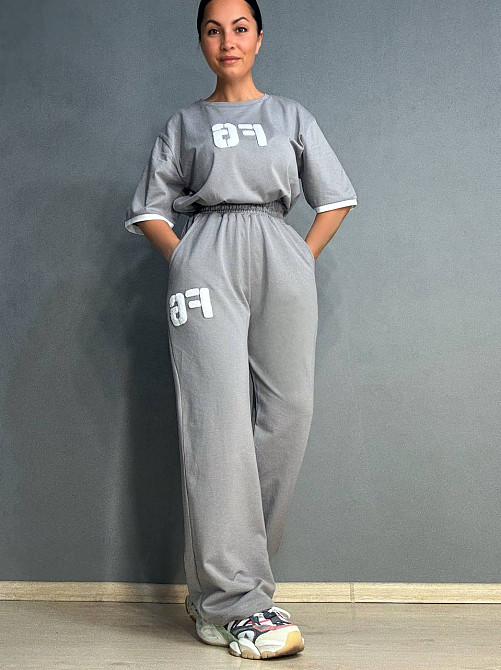 Костюм женский CAPPITONE 101190 оверсайз футболка с нашивкой FG и брюки палаццо на резинке серый, серый, M Киев - изображение 15