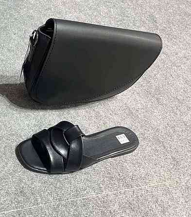 Jasmine Шльопанці жіночі з натуральної шкіри на плоскій підошві чорні Jasmine 405 р. 36-40 / Лі Коломыя