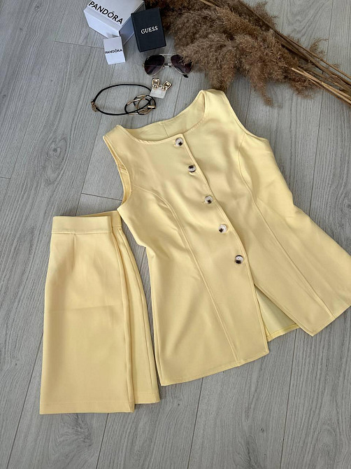 Женский базовый костюм двойка: удлиненный жилет и мини юбка из плотной костюмки Желтый, 42/44 Одесса - изображение 6
