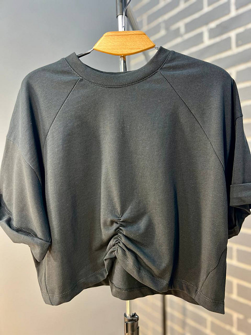 Футболка жіноча 0911 коротка широка з резинкою - збіркою попереду чорна, чорний, M Київ - фото 7