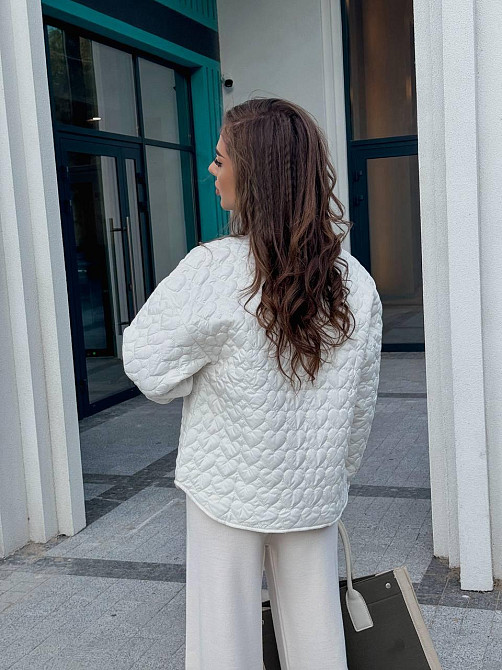 Женская повседневная куртка с сердечками на кнопках плащевка Лаке на силиконе Молочный Одесса - изображение 10