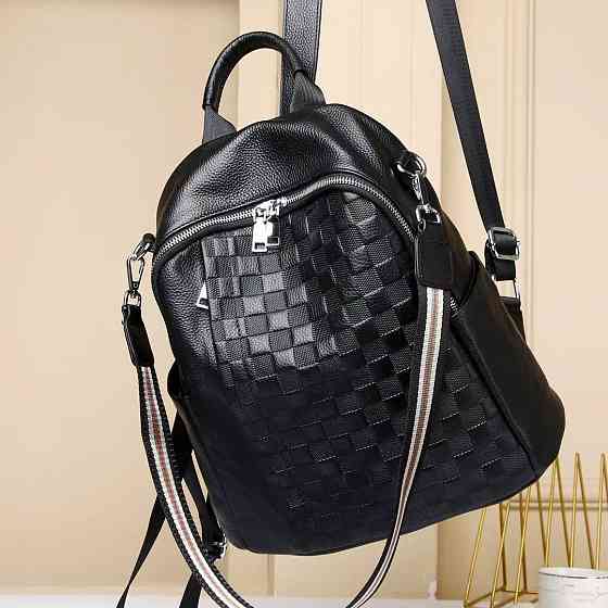 Шкіряний жіночий рюкзак з тисненням 25х30х11, сумка наплічна з шахматним візерунком, чорна Київ