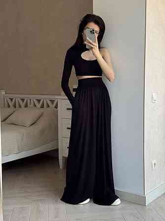 Жіночий стильний костюм-двійка: топ на одне плече та штани турецька віскоза Чорний Одеса