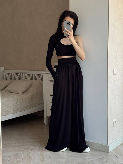 Жіночий стильний костюм-двійка: топ на одне плече та штани турецька віскоза Чорний Одеса - фото 2