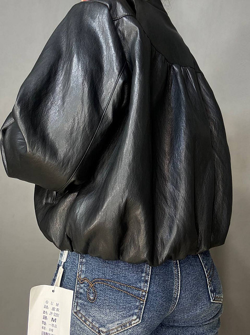 Куртка жіноча Ou Mai 3351 з екошкіри бомбер на блискавці комір-стійка оверсайз чорна, чорний, L Київ - фото 3