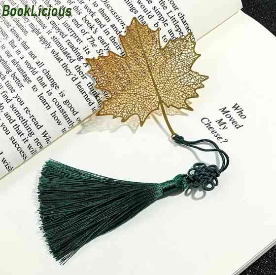 Металева закладка у вигляді кленового листка з зеленою китичкою Київ