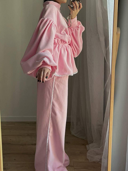 Женский костюм двойка: объемный свитшот с сборкой на талии и свободные брюки велюр Одесса - изображение 2