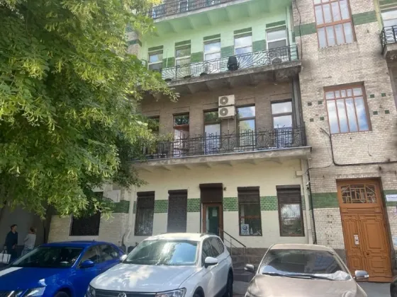 Аренда офиса в центре города, 6 офисов. Просторный, светлый, высокий потолок. Есть место для генератора. Днепр