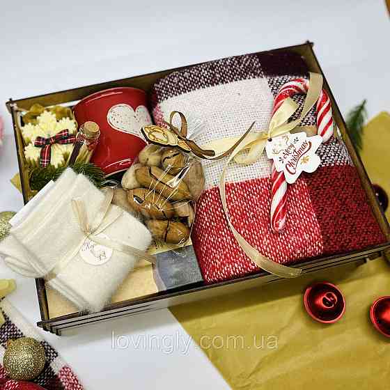 Зимний подарочный набор в эко-ящике: плед, чашка, чай, свеча, кашемировые носки Ирпень