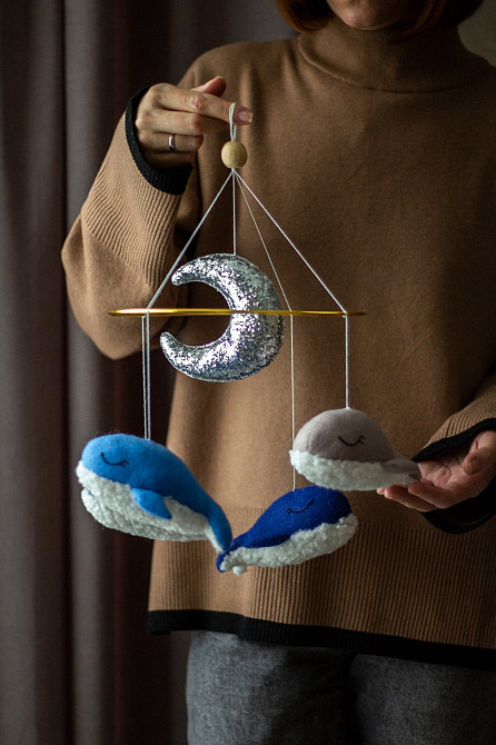 Дитячий мобіль на ліжечко для немовлят ручної роботи WooolyWool «Кити» Київ - фото 3