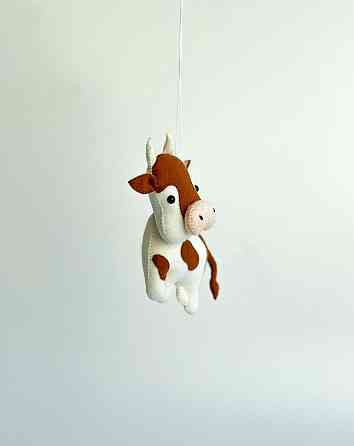 М’яка фетрова іграшка корова ручної роботи – безпечна розвиваюча іграшка Київ